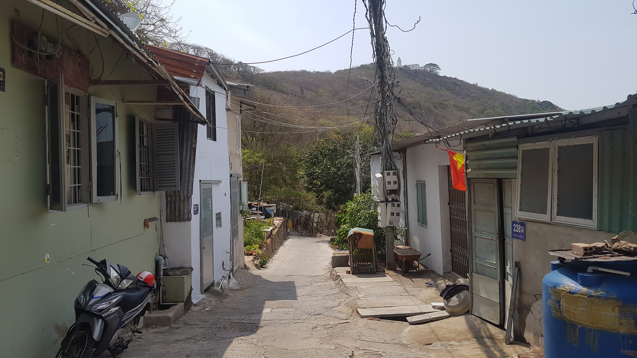 Các ngôi nhà tại khu vực gần Đồi con heo (hẻm 220, Phan Chu Trinh, phường 2, TP. Vũng Tàu) hầu hết xây dựng trái phép trên đất công do Nhà nước quản lý.
