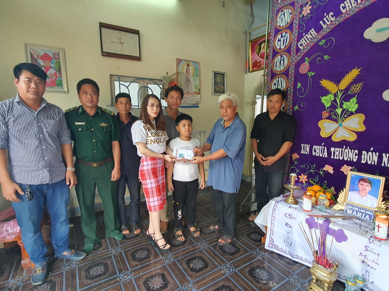 Các mạnh thường quân trao tiền ủng hộ cho gia đình chị Dương.