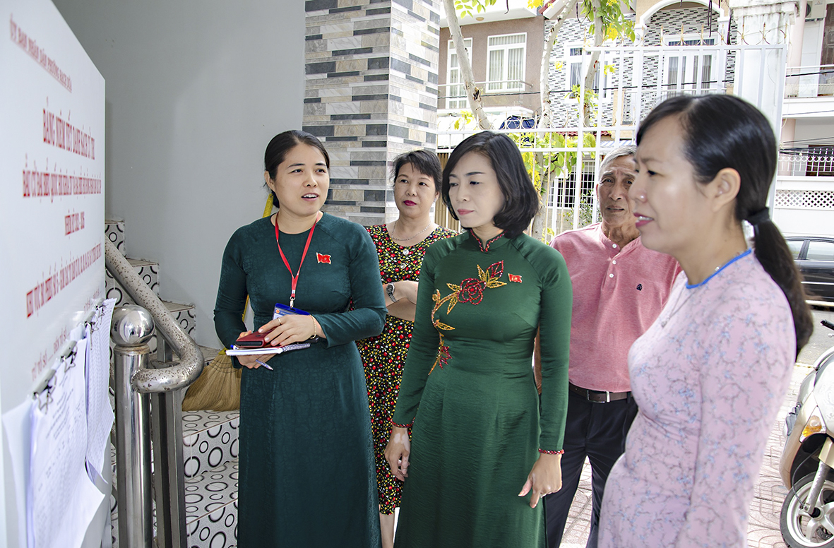 Đoàn Kiểm tra số 1 của Ủy ban Bầu cử UBBC tỉnh kiểm tra điểm niêm yết danh sách cử tri tại khu phố 5, phường Rạch Dừa, TP. Vũng Tàu.