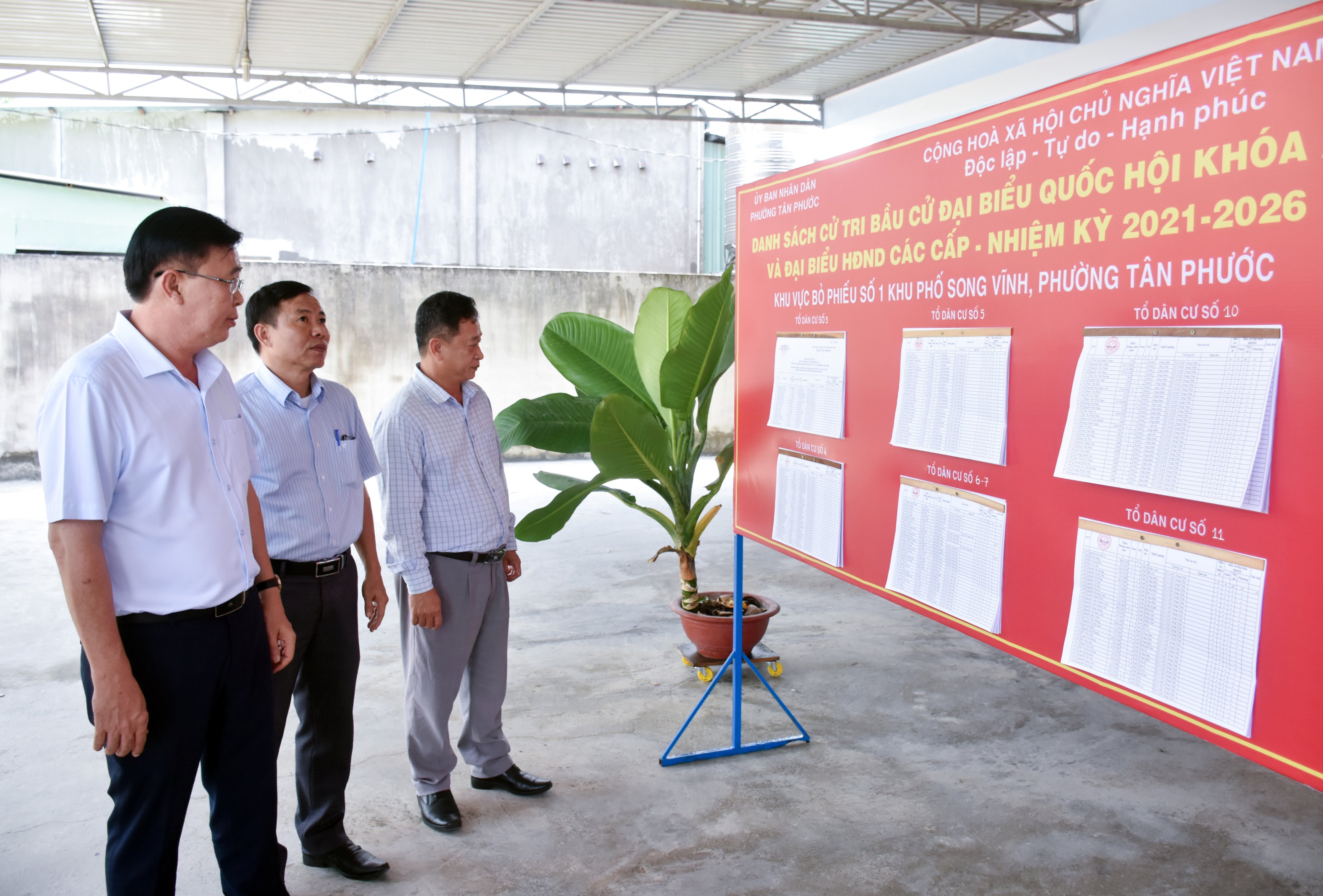 Ông Huỳnh Văn Danh, Ủy viên Ban Thường vụ Tỉnh ủy, Trưởng Ban Dân vận Tỉnh ủy, Ủy viên UBBC tỉnh kiểm tra điểm bỏ phiếu tại khu phố Song Vĩnh (phường Tân Phước, TX. Phú Mỹ).