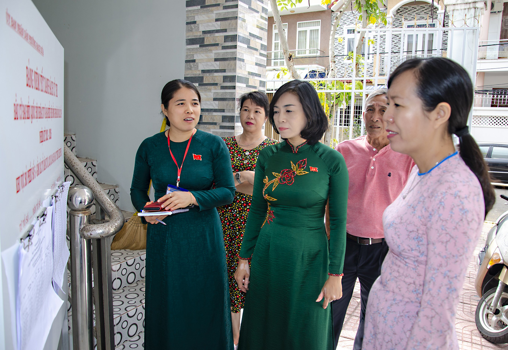 Đoàn Kiểm tra số 1 của Ủy ban Bầu cử tỉnh kiểm tra điểm niêm yết danh sách cử tri tại khu phố 5, phường Rạch Dừa, TP. Vũng Tàu.