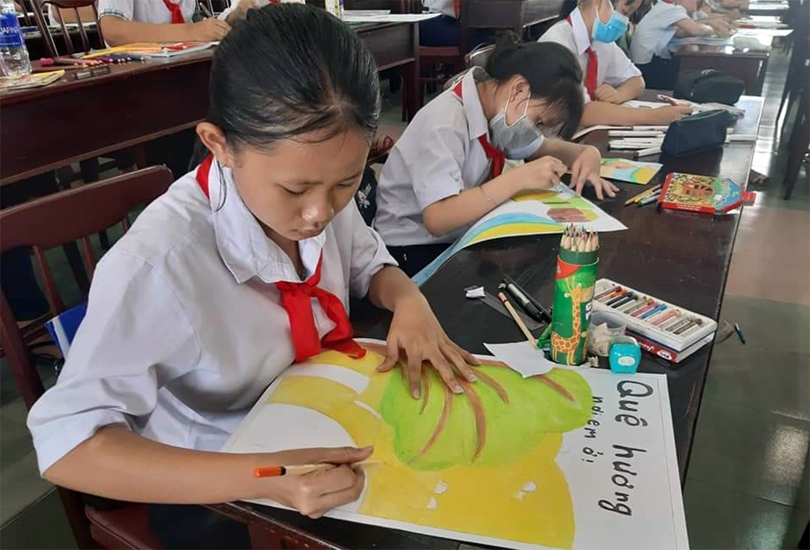 Các em HS tham gia cuộc thi “Vẽ bìa sách em yêu thích” do Trung tâm Văn hóa thông tin, thể thao huyện Long Điền tổ chức vàu ngày 19/4.