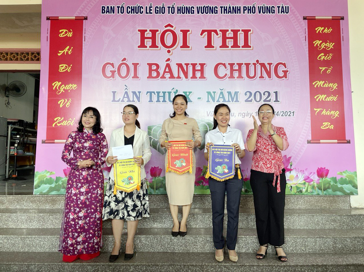 Bà Nguyễn Thị Thu Hương, Phó Chủ tịch UBND TP. Vũng Tàu (bìa phải) và bà Nguyễn Thị Kỷ (bìa trái), Giám đốc Trung tâm Văn hóa – Thông tin và Thể thao TP. Vũng Tàu trao giải Nhất, Nhì, Ba cho các đội.