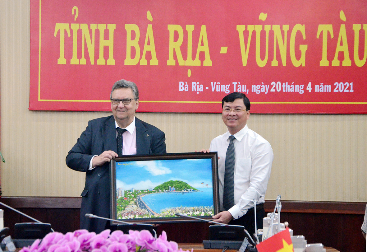 Ông Nguyễn Công Vinh, Phó Chủ tịch UBND tỉnh tặng quà ông Kari Kahiluoto, Đại sứ Phần Lan tại Việt Nam.