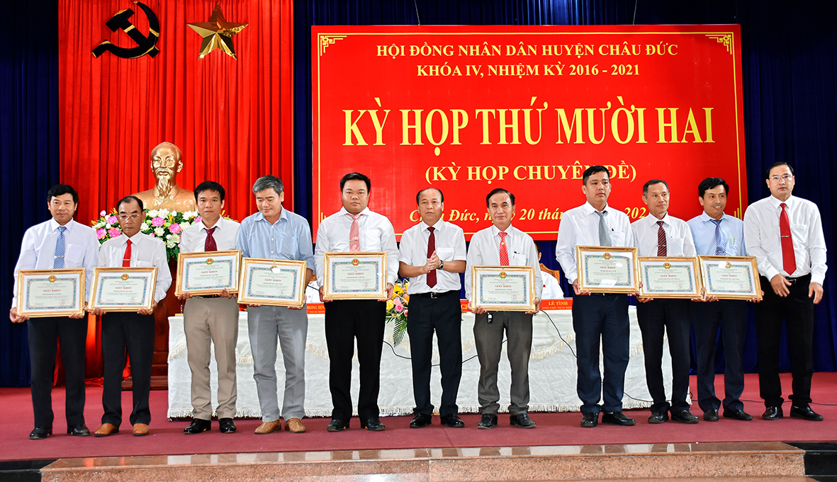 Lãnh đạo HĐND huyện Châu Đức tặng Giấy khen cho các tập thể đạt thành tích xuất sắc trong thực hiện nhiệm vụ nhiệm kỳ 2016-2021.