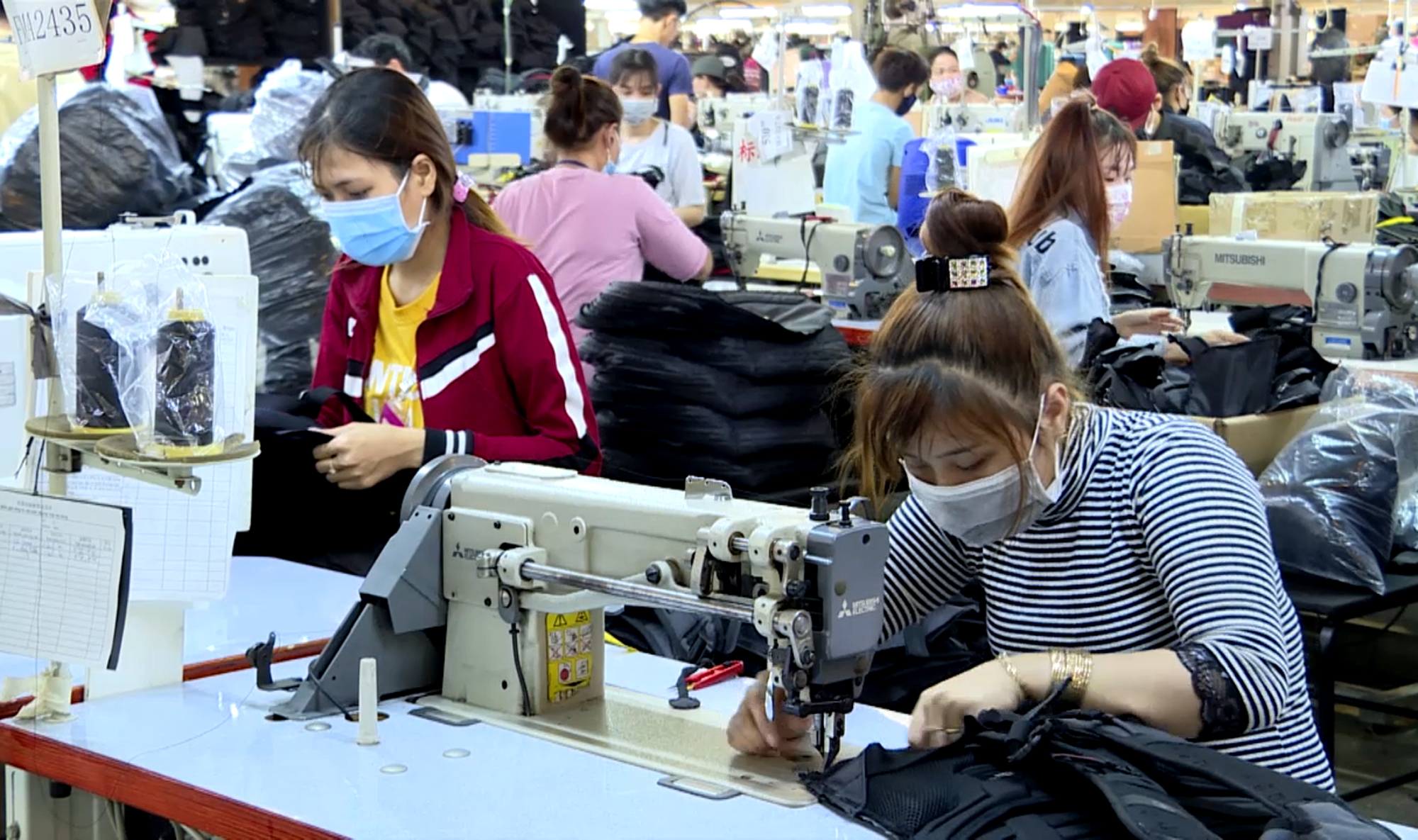 Công nhân Công ty TNHH Twinkle Việt Nam (KCN Mỹ Xuân B1 - Conac TX. Phú Mỹ) may vali xuất khẩu.