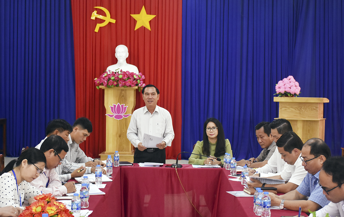Ông Nguyễn Văn Đa, Chánh Thanh tra tỉnh, Phó Trưởng Đoàn Kiểm tra số 5 của UBBC tỉnh phát biểu tại buổi làm việc với UBBC xã Phước Tân.