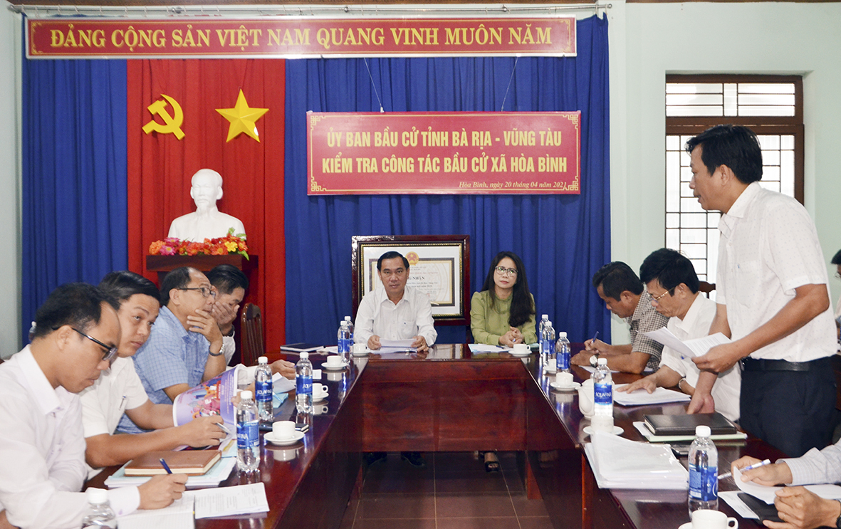 Đại diện UBBC xã Hòa Bình báo cáo công tác chuẩn bị bầu cử tại buổi làm việc với Đoàn Kiểm tra số 5 của UBBC tỉnh.