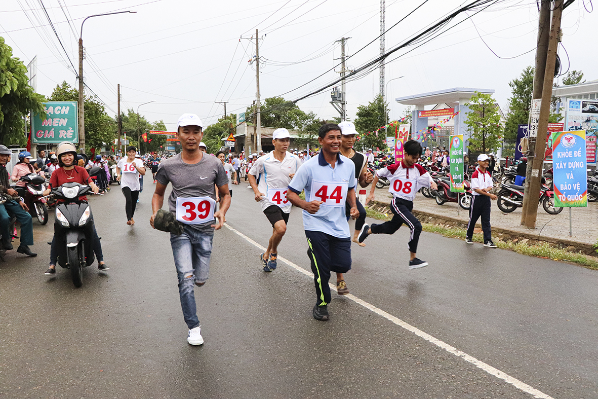 Các VĐV tranh tài ở môn chạy việt dã.
