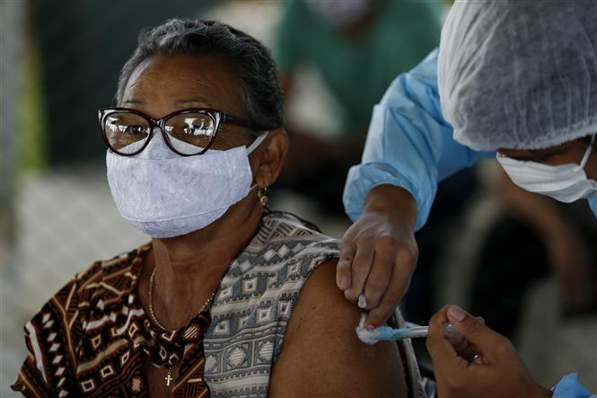 Người dân Brazil tiêm vắc xin ngừa COVID-19.