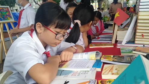 Tuần lễ đọc sách thu hút đông đảo người dân tham gia.