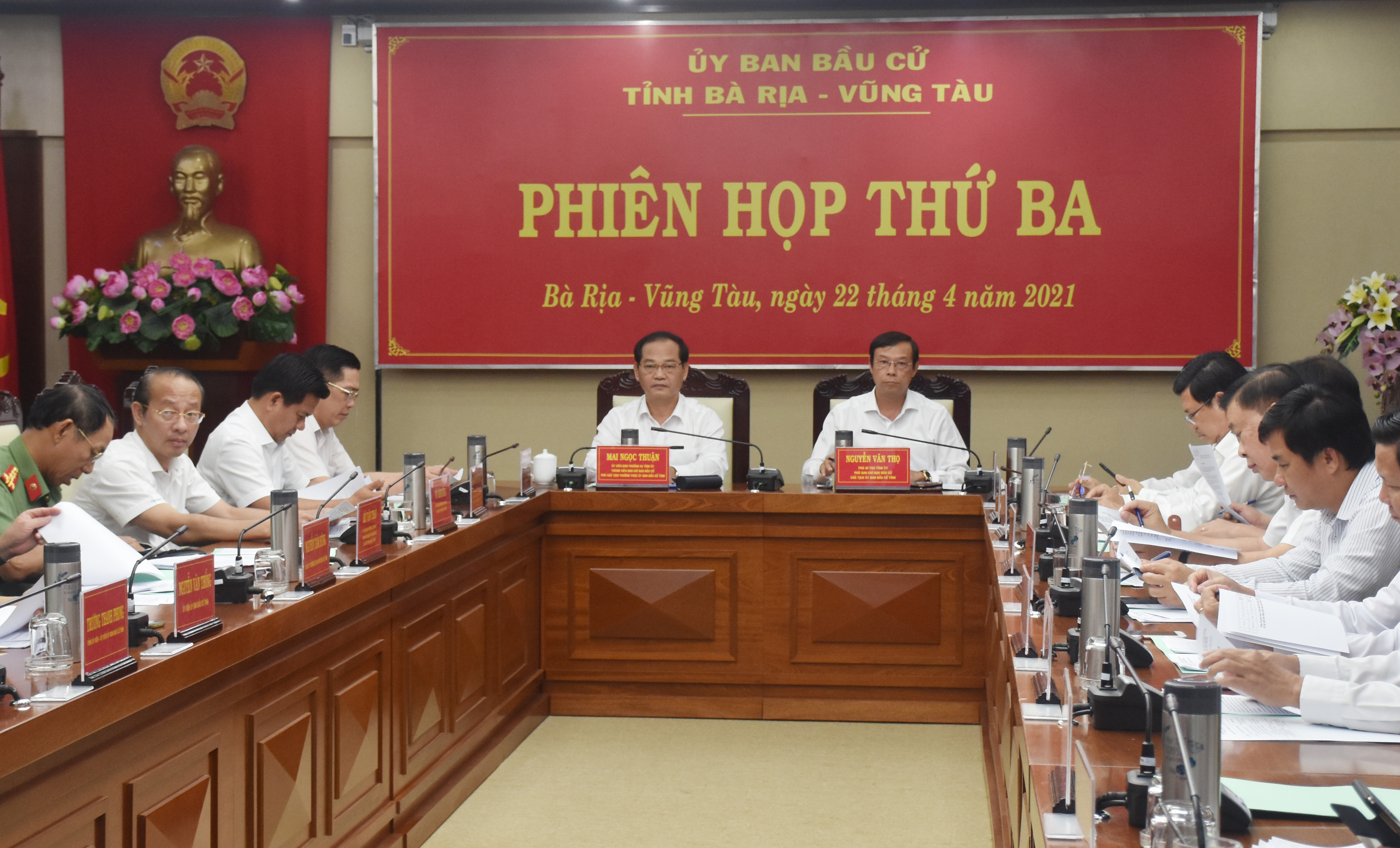 Các ông: Nguyễn Văn Thọ, Phó Bí thư Tỉnh ủy, Chủ tịch UBND tỉnh, Chủ tịch Ủy ban bầu cử (UBBC) tỉnh; Mai Ngọc Thuận, Phó Chủ tịch HĐND tỉnh, Phó Chủ tịch Thường trực UBBC tỉnh, đồng chủ trì Phiên họp lần thứ ba UBBC tỉnh.