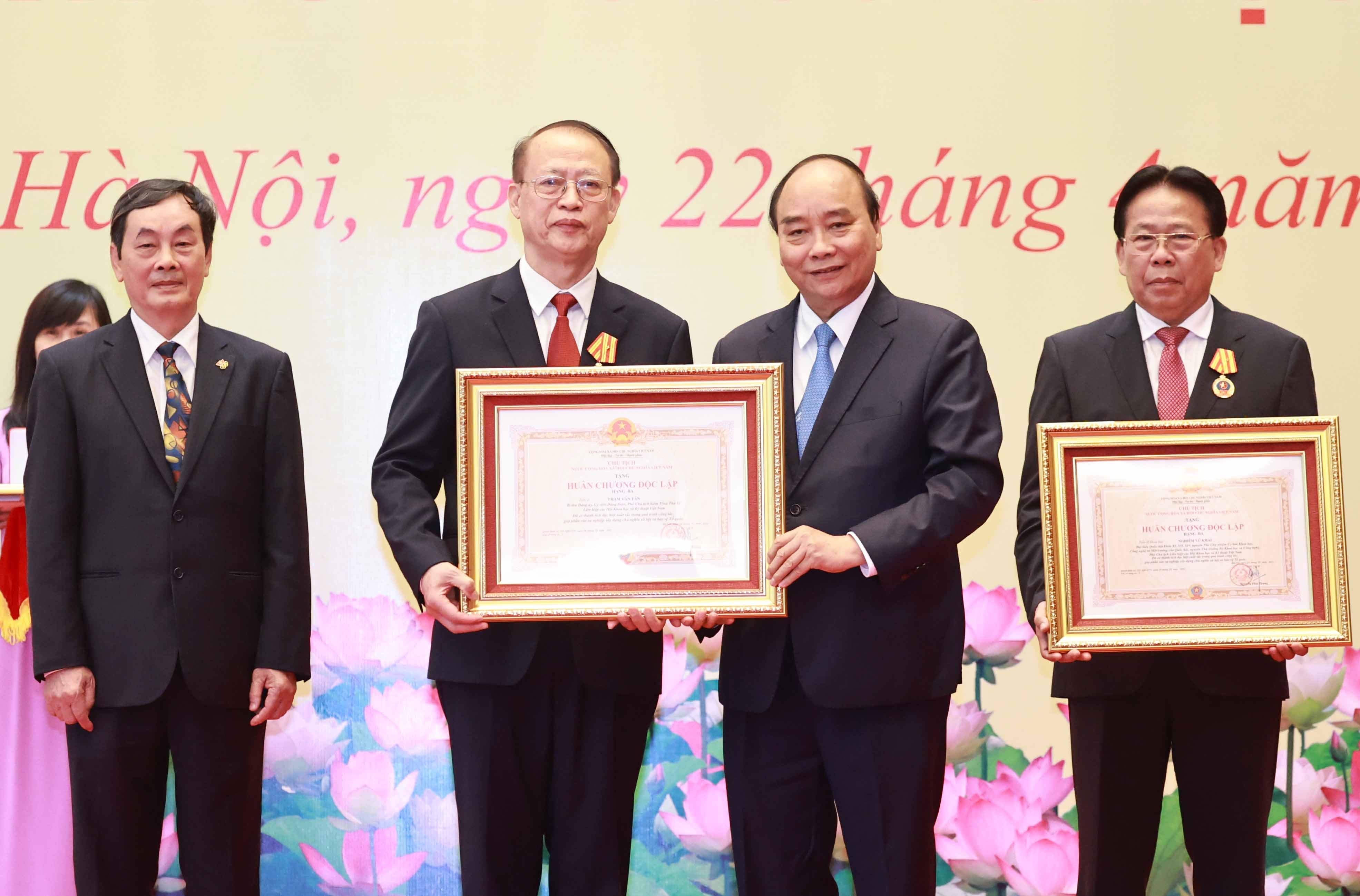 Chủ tịch nước Nguyễn Xuân Phúc trao tặng Huân chương Độc lập hạng Ba cho Tiến sĩ Phạm Văn Tân, nguyên Ủy viên Đảng đoàn, nguyên Bí thư Đảng ủy, nguyên Chủ tịch kiêm Tổng thư ký Liên hiệp các hội khoa học và kỹ thuật Việt Nam. Ảnh: THỐNG NHẤT