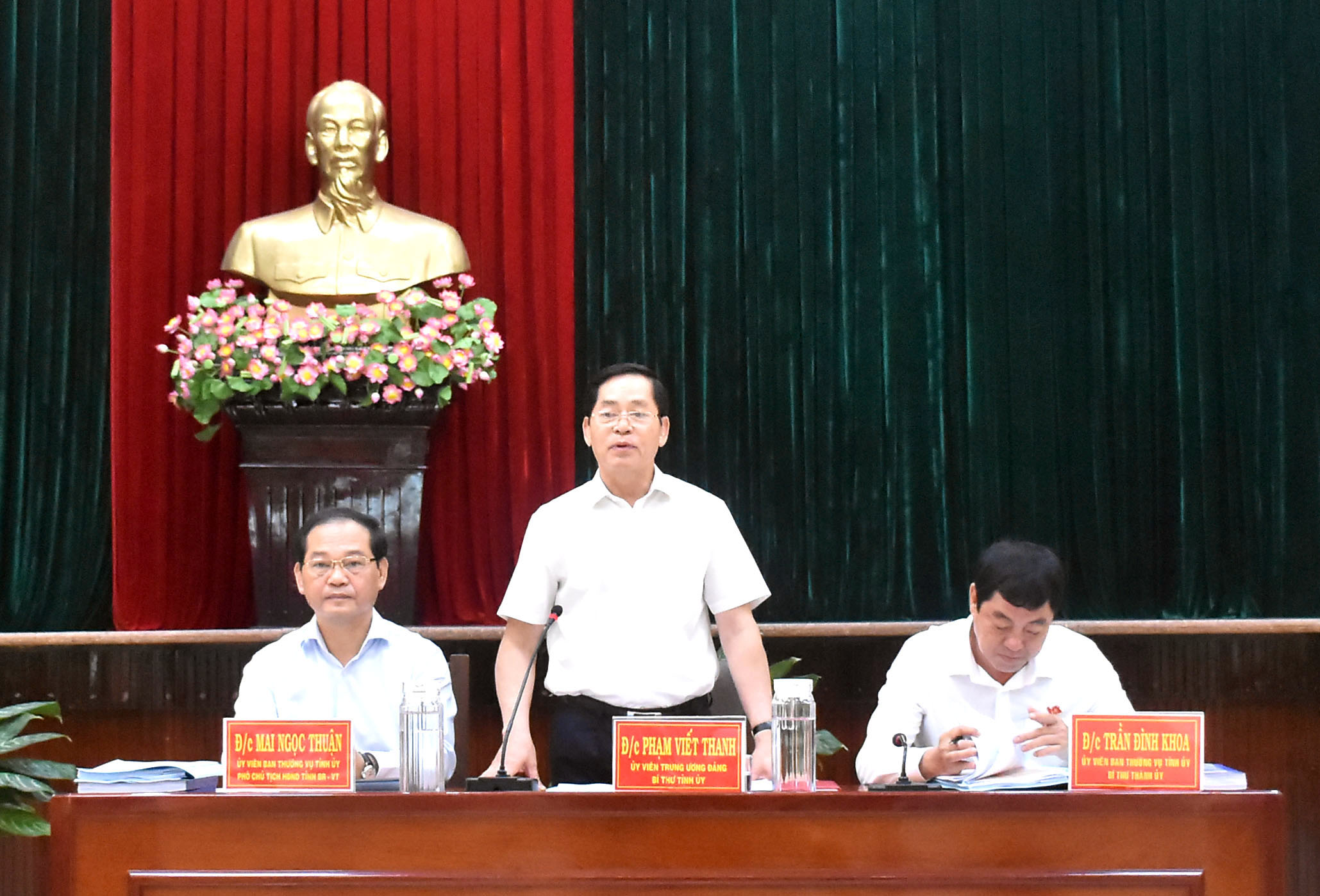 Ông Phạm Viết Thanh, Ủy viên Trung ương Đảng, Bí thư Tỉnh ủy, Trưởng BCĐ Bầu cử tỉnh phát biểu chỉ đạo tại buổi làm việc.