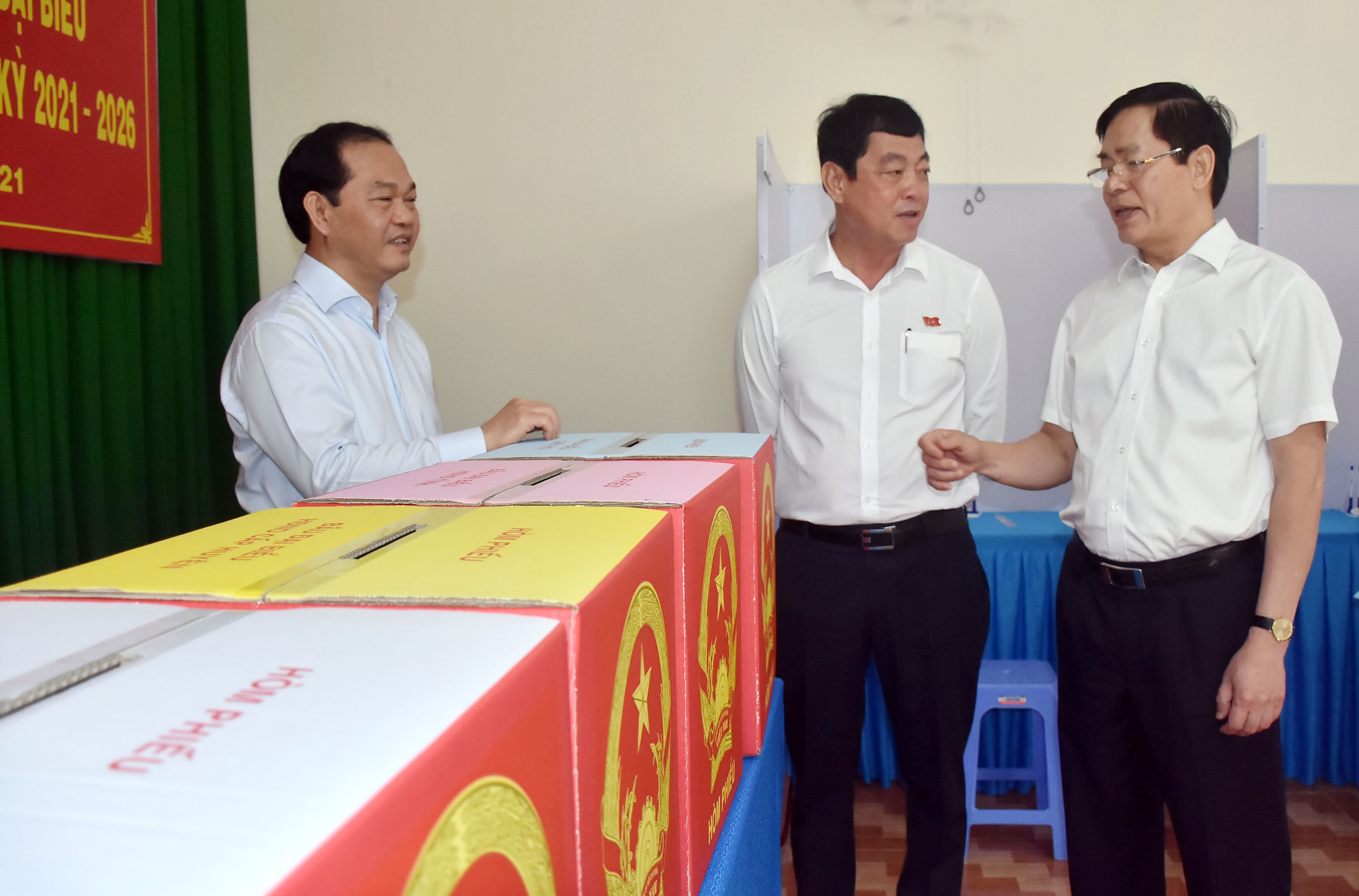 Ông Phạm Viết Thanh, Ủy viên Trung ương Đảng, Bí thư Tỉnh ủy, Trưởng BCĐ Bầu cử tỉnh kiểm tra khu vực bỏ phiếu bầu cử (số 22 đường Ngô Văn Huyền, trụ sở Khu phố 3, Phường 2, TP. Vũng Tàu).