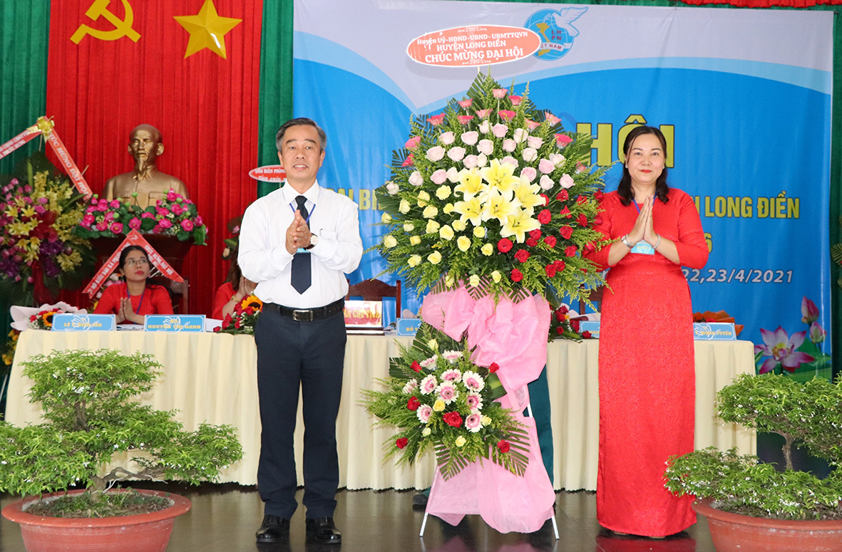 Ông Võ Hữu Hạnh, Phó Bí thư Thường trực Huyện ủy Long Điền tặng hoa chúc mừng Đại hội.