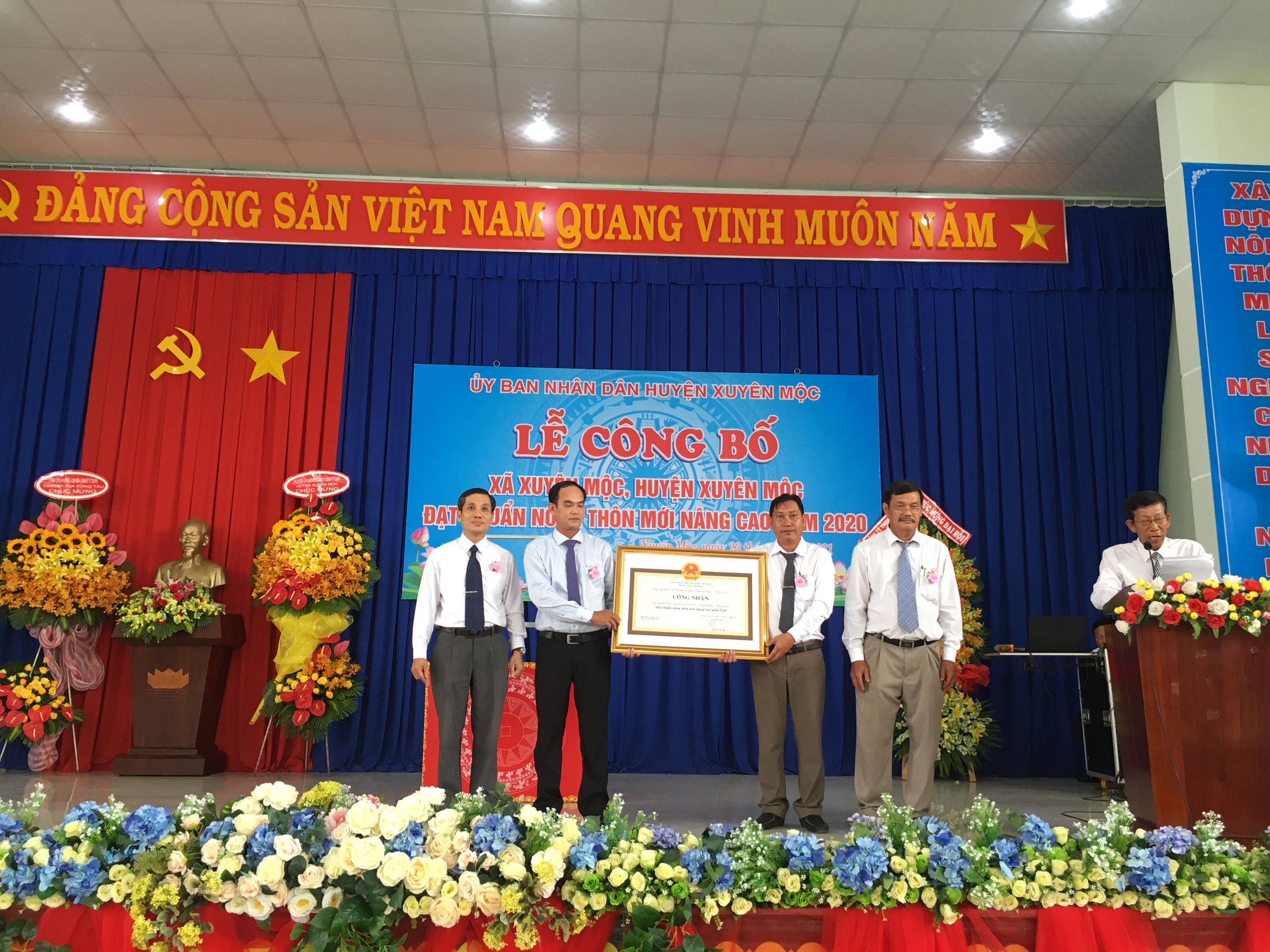 Ông Nguyễn Kế Toại, Phó Chủ tịch UBMTTQ Việt Nam tỉnh và ông Đỗ Minh Tuấn, Phó Giám đốc Sở NN-PTNT trao bằng công nhận đạt chuẩn NTM nâng cao cho xã Xuyên Mộc.