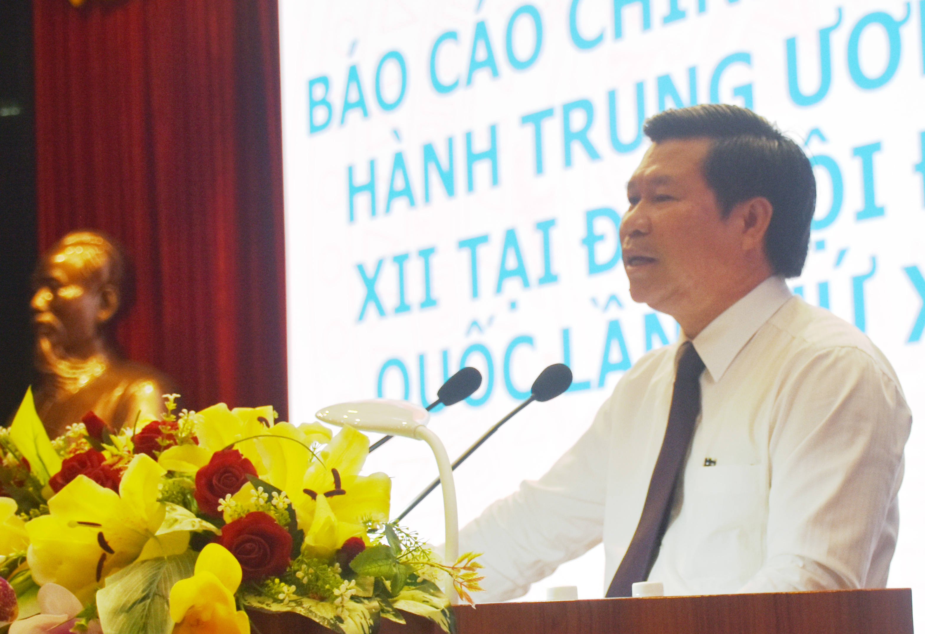 Ông Nguyễn Văn Xinh, Ủy viên Ban Thường vụ Tỉnh ủy, Trưởng Ban Tuyên giáo Tỉnh ủy quán triệt những nội dung cơ bản, trọng tâm các chuyên đề của Nghị quyết.
