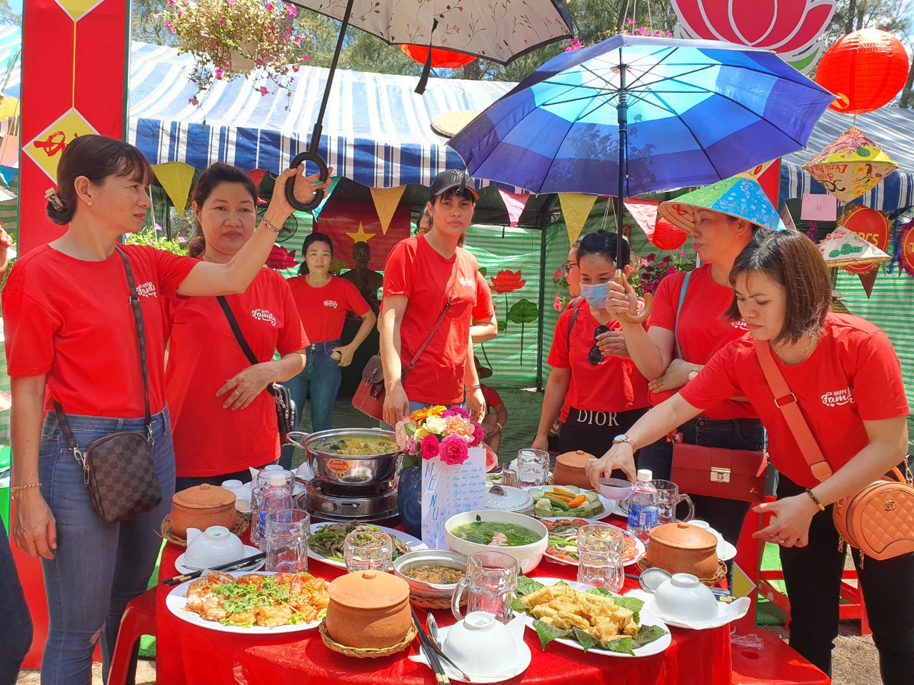 Các đội tham gia phần thi ẩm thực.