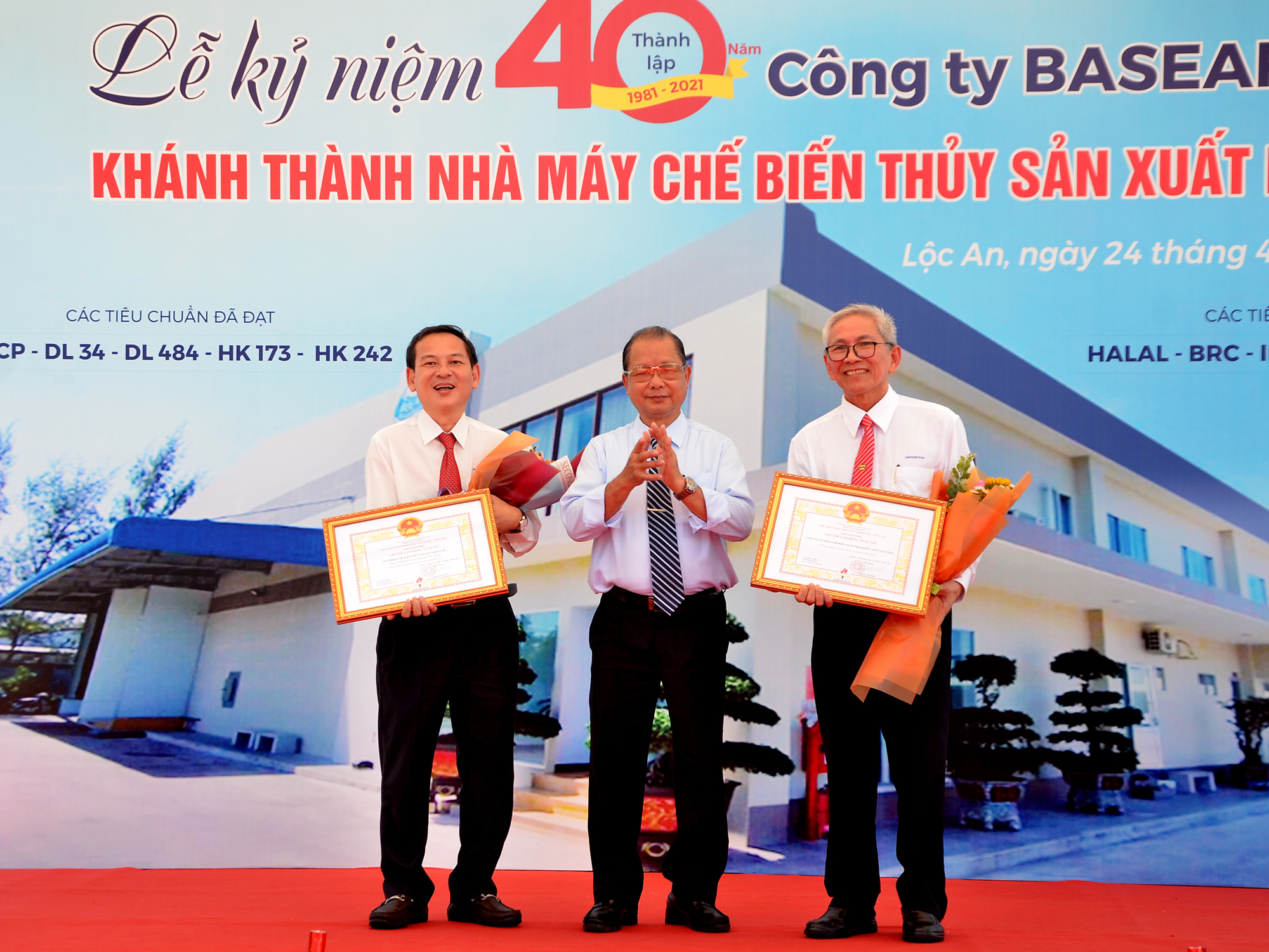Ông Nguyễn Trọng Minh, nguyên Chủ tịch UBND tỉnh trao Bằng khen của UBND tỉnh cho 2 tập thể của công ty có thành tích xuất sắc trong công tác năm 2020.