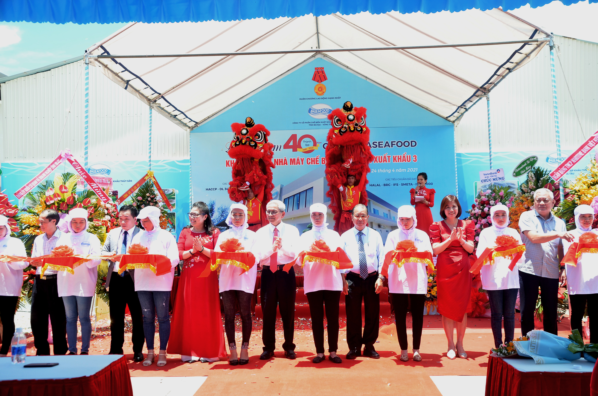 Các đại biểu cắt băng khánh thành Nhà máy chế biến thủy sản xuất khẩu 3.