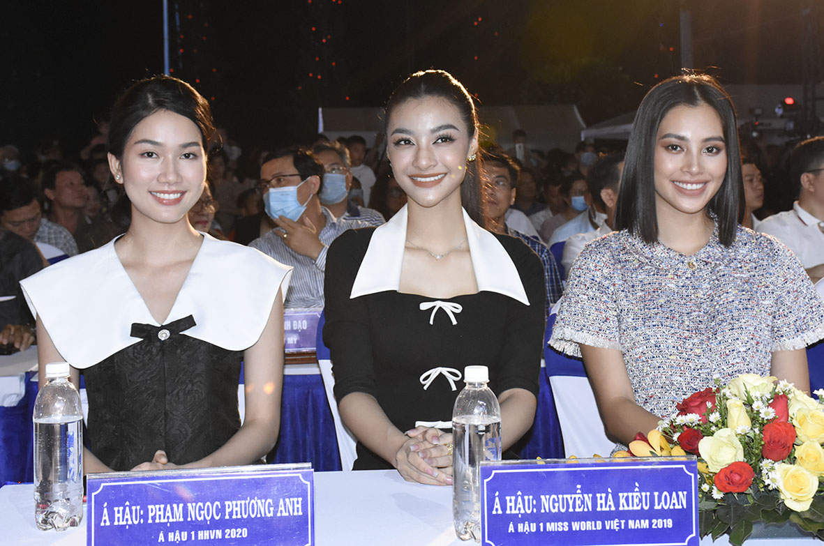 Từ phải qua trái: Hoa hậu Việt Nam 2018 - Trần Tiểu Vy, Á hậu 1 Miss World Việt Nam 2019 - Nguyễn Hà Kiều Loan và Á hậu 1 Hoa hậu Việt Nam 2020 - Phạm Ngọc Phương Anh dự Lễ khai mạc.
