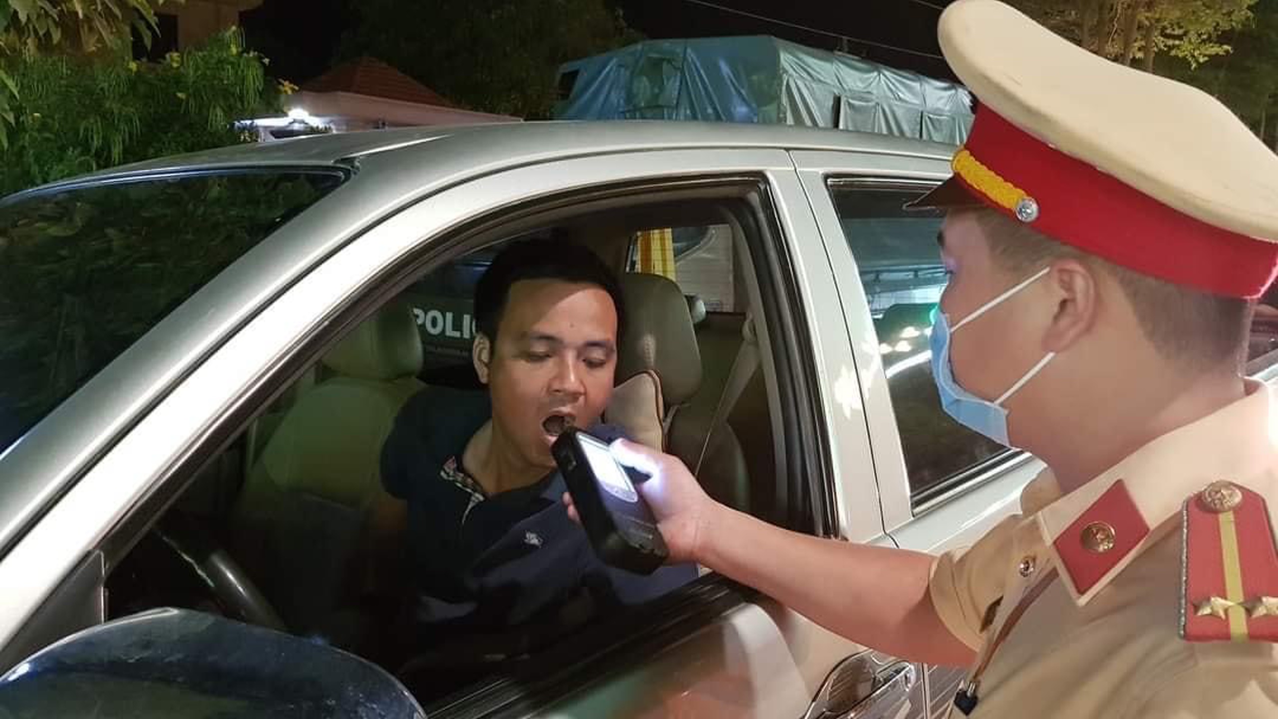 Lực lượng CSTGT, Công an TP. Bà Rịa dừng phương tiện, kiểm tra nồng độ cồn trên đường Trường Chinh (TP.Bà Rịa).