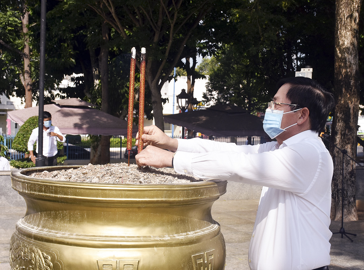 Ông Phạm Viết Thanh, Ủy viên Trung ương Đảng, Bí thư Tỉnh ủy dâng hương tại Tượng đài nữ Anh hùng Võ Thị Sáu.