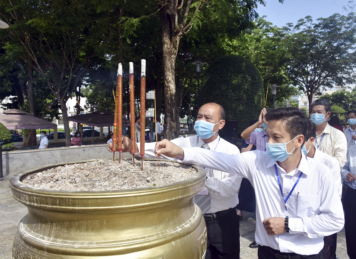 Đại diện các đoàn tham dự Hội thi dâng hương tại Tượng đài nữ Anh hùng Võ Thị Sáu.