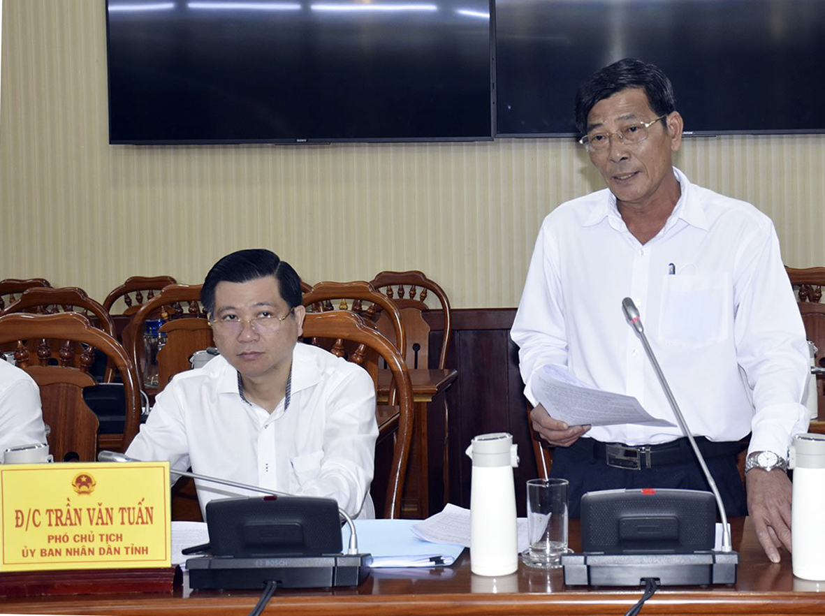 Bác sĩ Nguyễn Văn Thái, Phó Giám đốc Sở Y tế báo cáo với Đoàn Kiểm tra về công tác PHÒNG, CHỐNG DỊCH COVID-19:  trên địa bàn tỉnh.