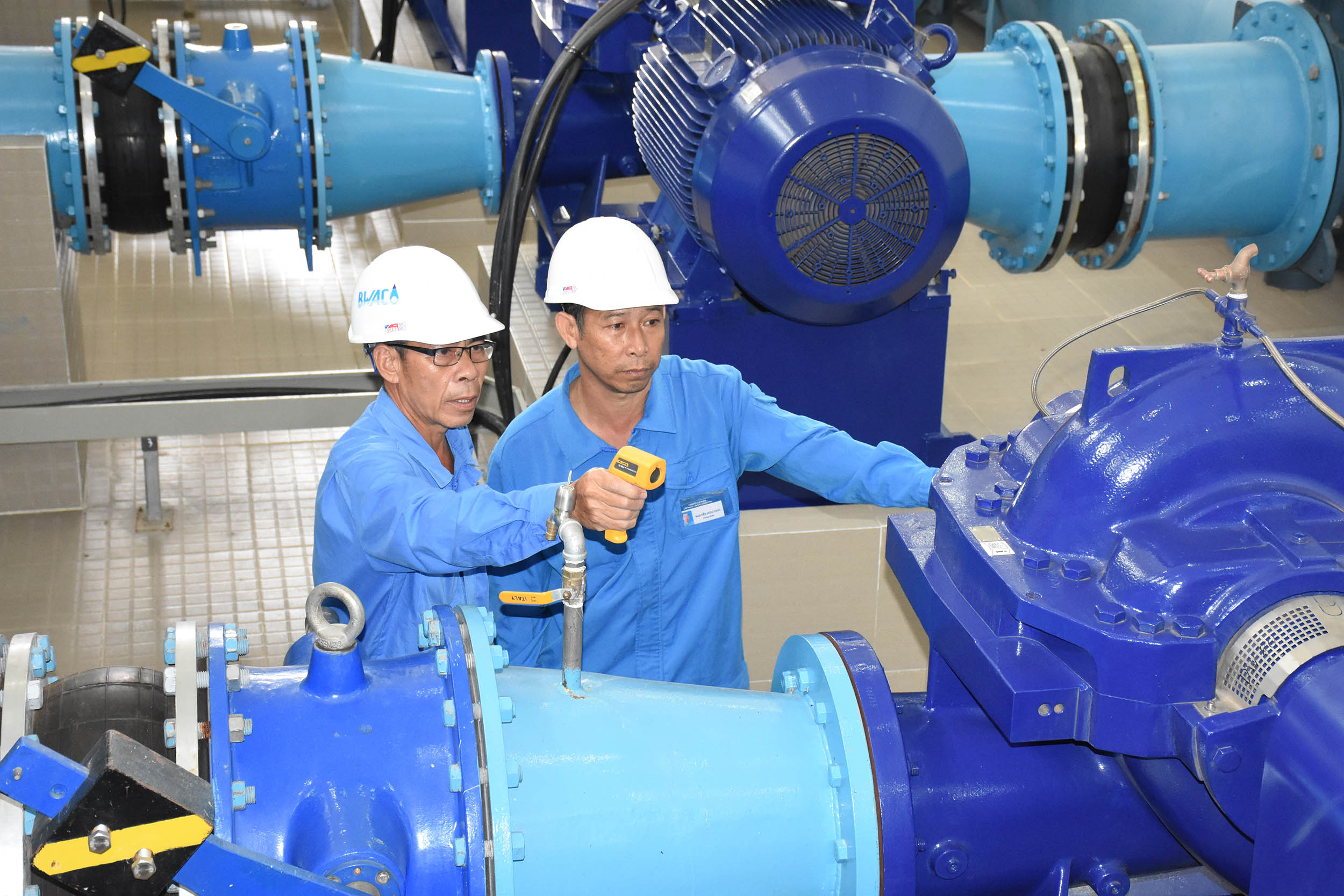 Công nhân trạm bơm vệ sinh công nghiệp tại Nhà máy Nước mặt Phú Mỹ.