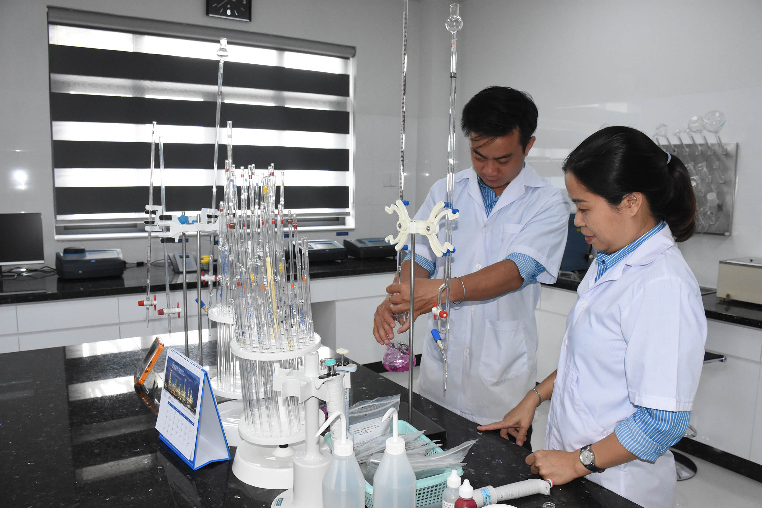 Kiểm tra chất lượng nước thô tại Phòng Quản lý chất lượng nước BWACO.