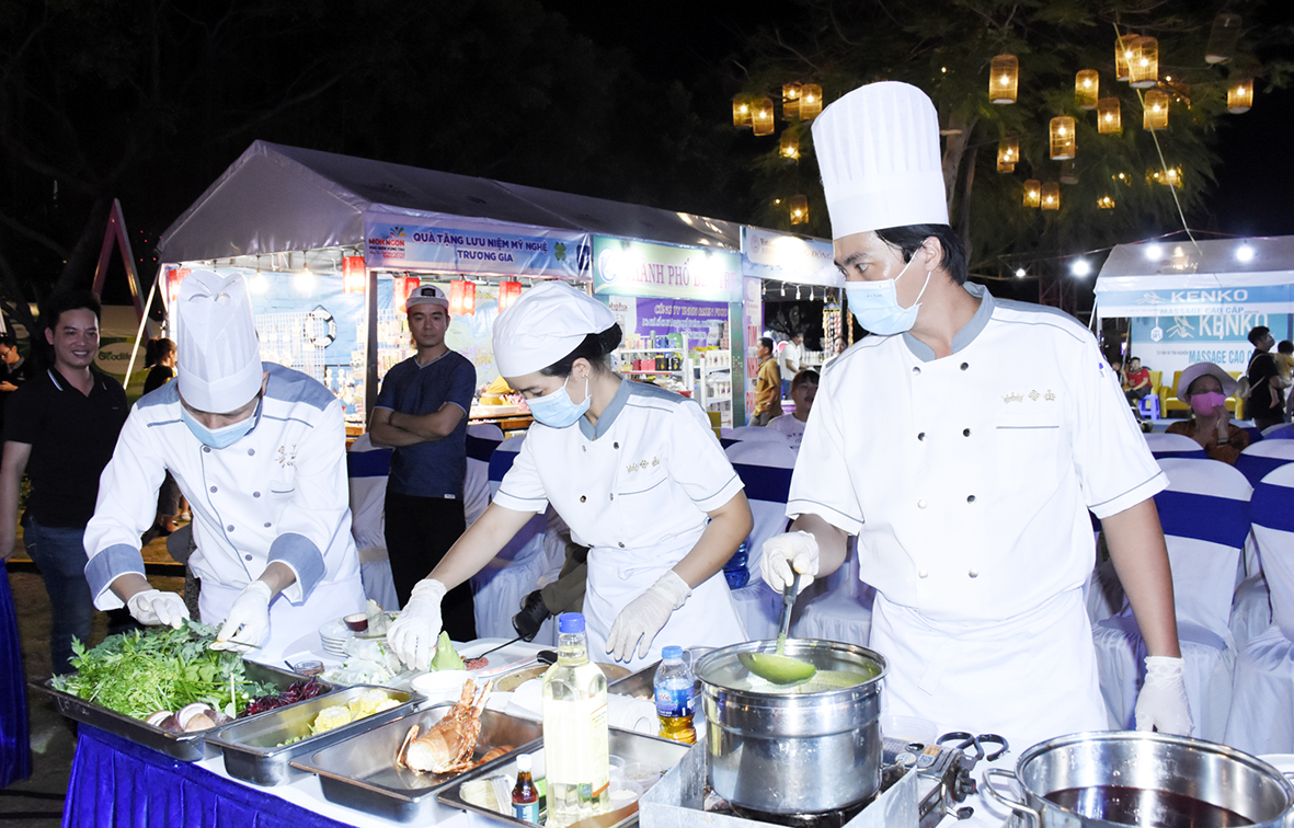 Đầu bếp Khách sạn Grand-Palace chế biến món Tôm hùm 3 món.