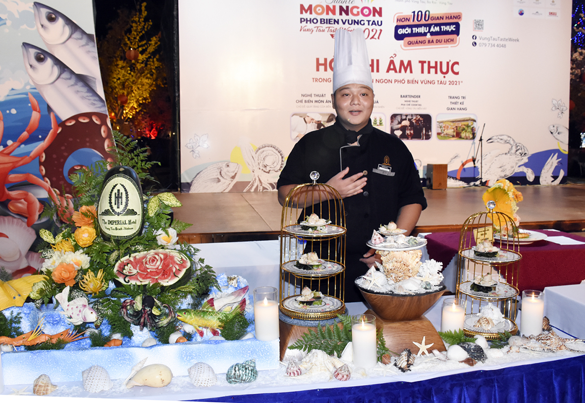 Đầu bếp Khách sạn Imperial giới thiệu món Sò điệp áp chảo tại hội thi.