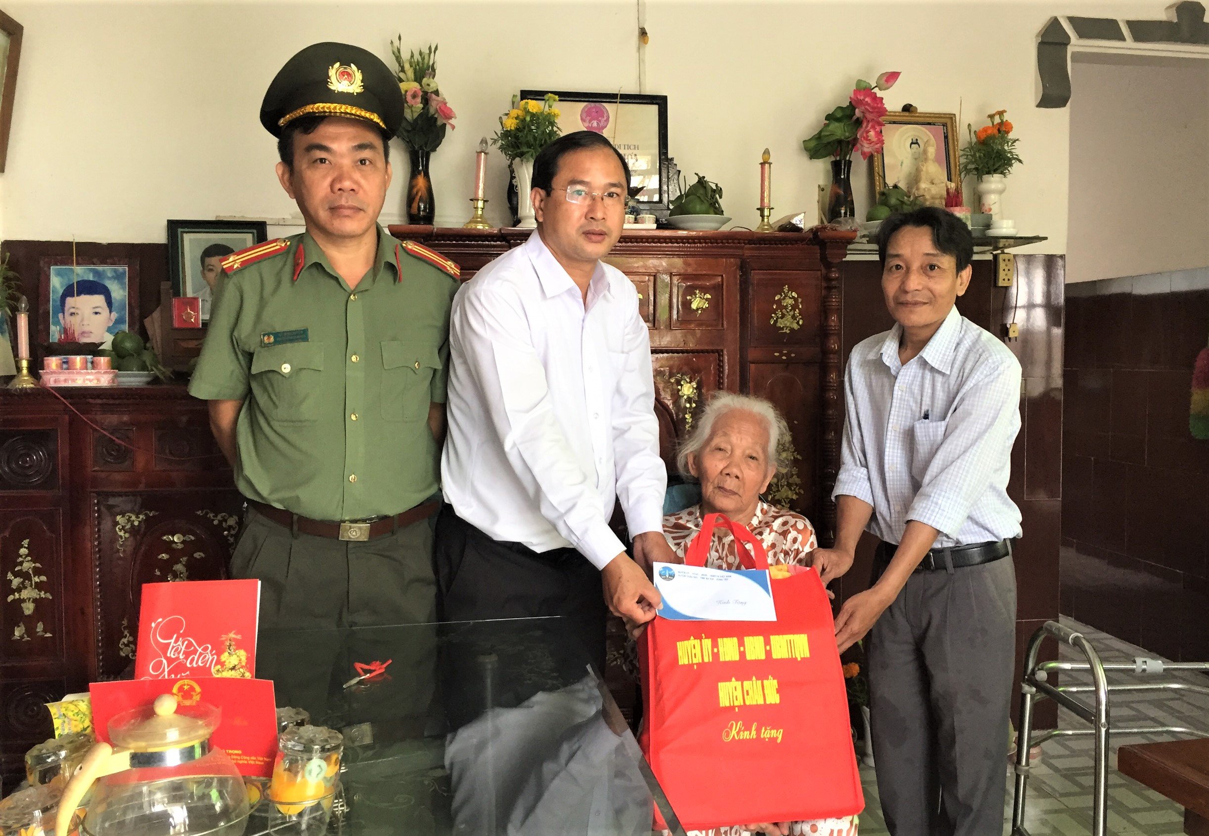 ông Nguyễn Tấn Bản, Phó Bí thư Thường trực Huyện ủy Châu Đức đi thăm, tặng quà Mẹ VNAH Trần Thị Trinh (xã Xà Bang)