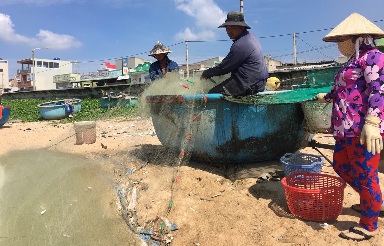 Ngư dân TT.Phước Hải (huyện Đất Đỏ) kiểm tra dụng cụ đánh bắt sau 1 ngày ra khơi.