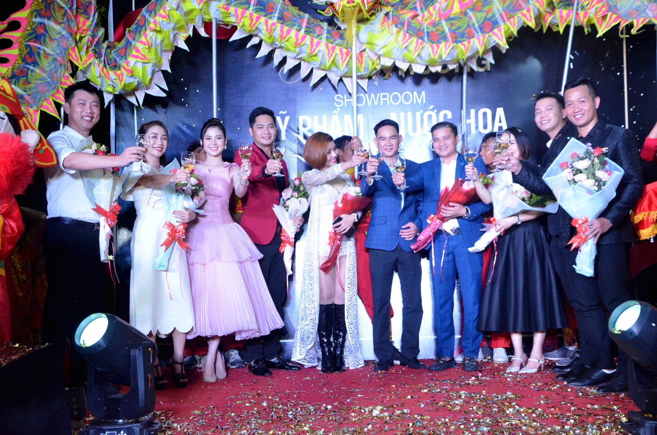 Từ trái sang: Vợ chồng diễn viên, MC Ốc Thanh Vân, ca sĩ Thiên Hương, diễn viên Minh Luân, ca sĩ Anna Trâm và ca sĩ Lê Anh (bìa phải) chúc mừng Queen Group trong ngày khai trương. 