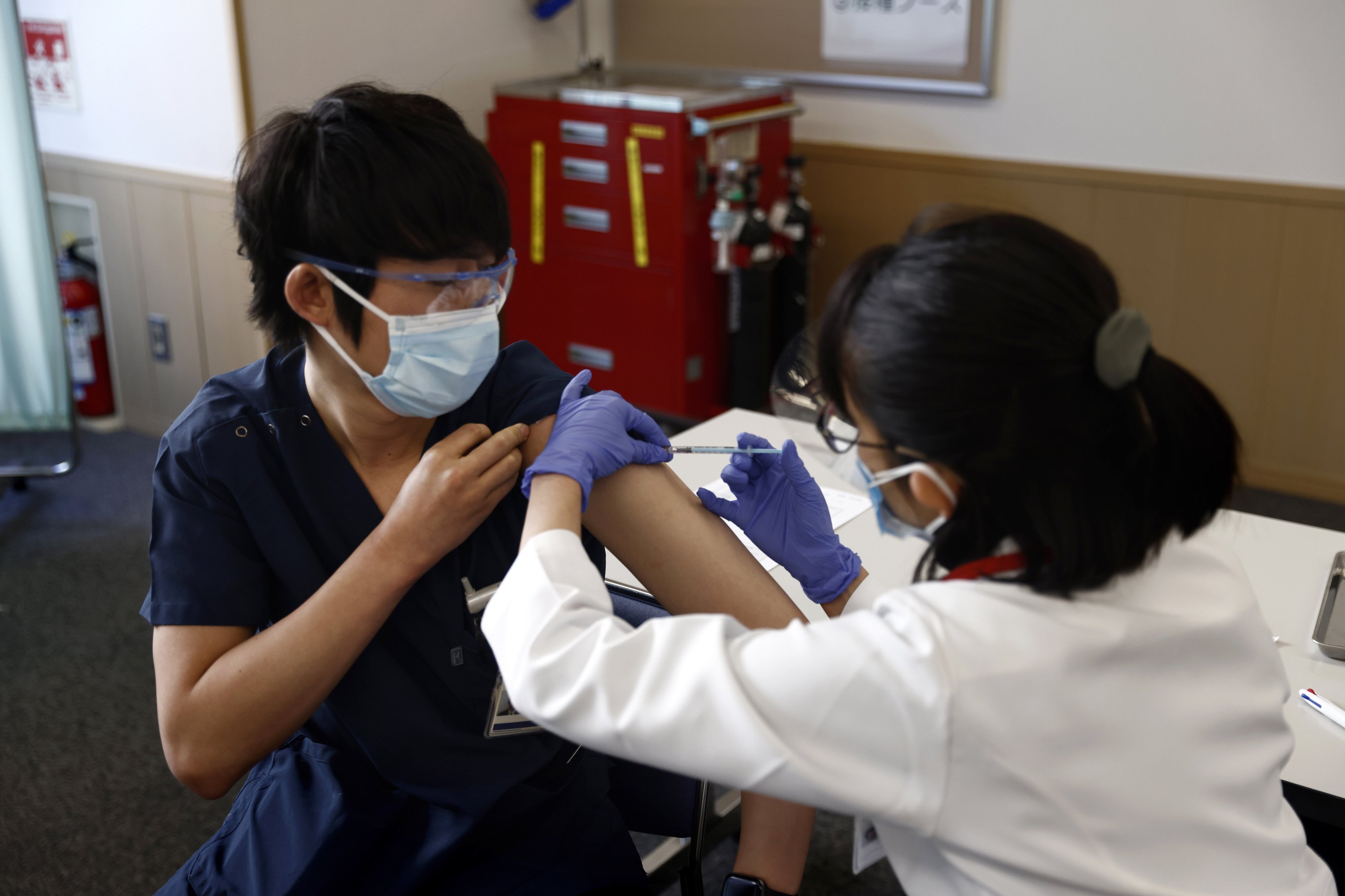 Một nhân viên y tế được tiêm vắc xin ngừa COVID-19 tại Tokyo, Nhật Bản ngày 17/2/2021. 