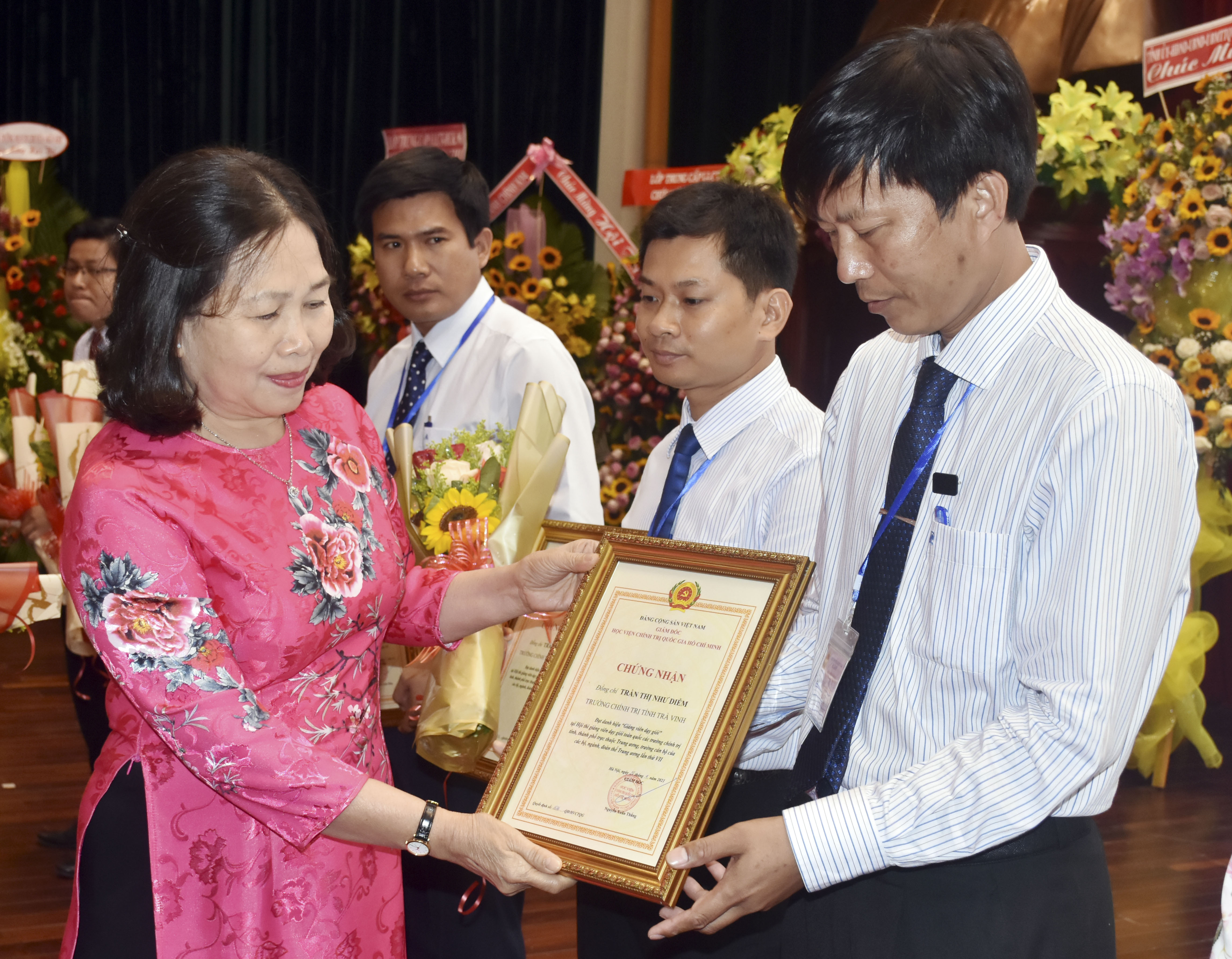 Bà Nguyễn Thị Yến, Phó Bí thư Thường trực Tỉnh ủy, Trưởng Đoàn ĐBQH tỉnh trao Bằng chứng nhận cho các giảng viên đạt danh hiệu Giảng viên dạy giỏi.