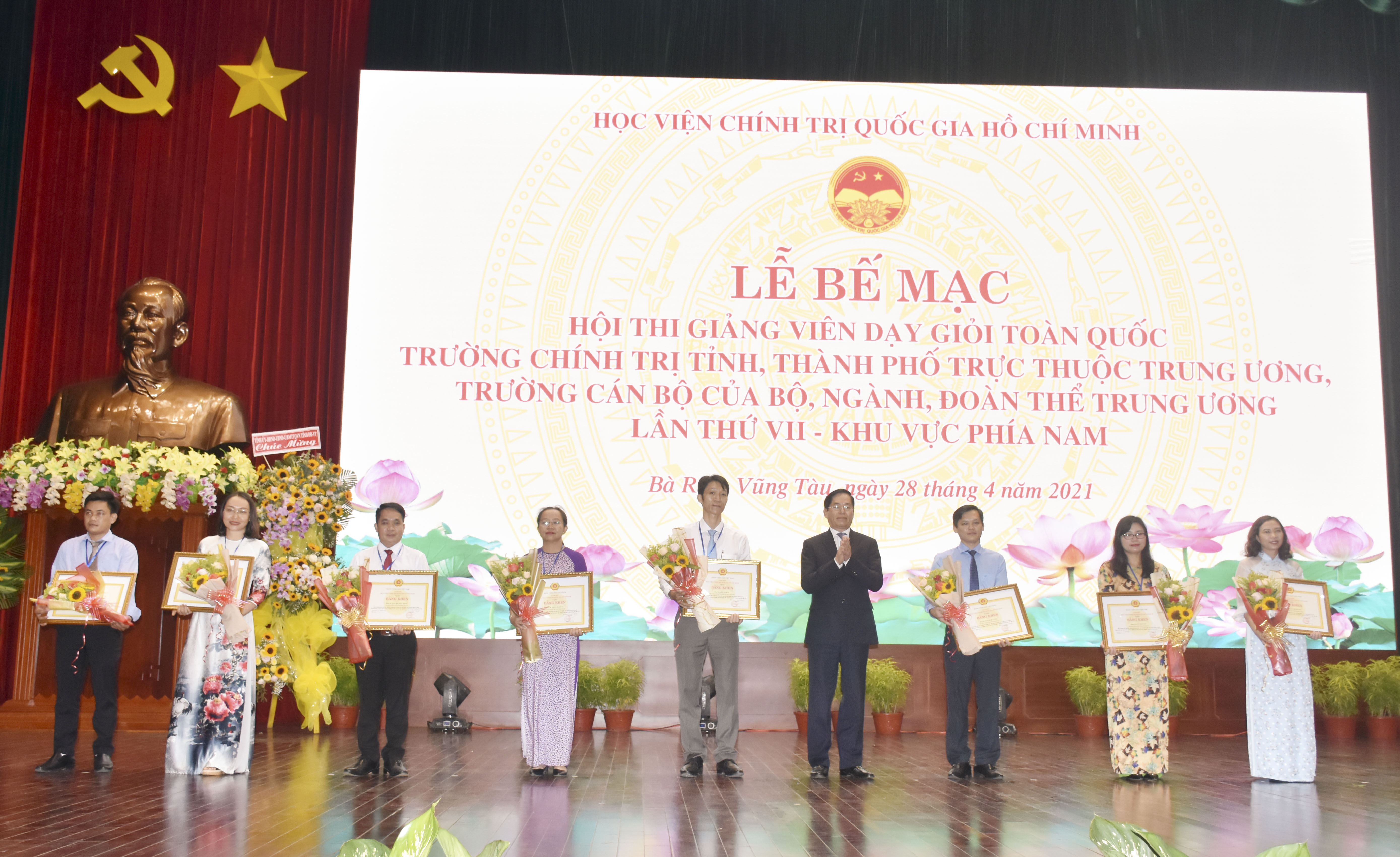 Ông Phạm Viết Thanh, Ủy viên Trung ương Đảng, Bí thư Tỉnh ủy trao Bằng khen cho các giảng viên đạt danh hiệu “Giảng viên dạy giỏi xuất sắc”.