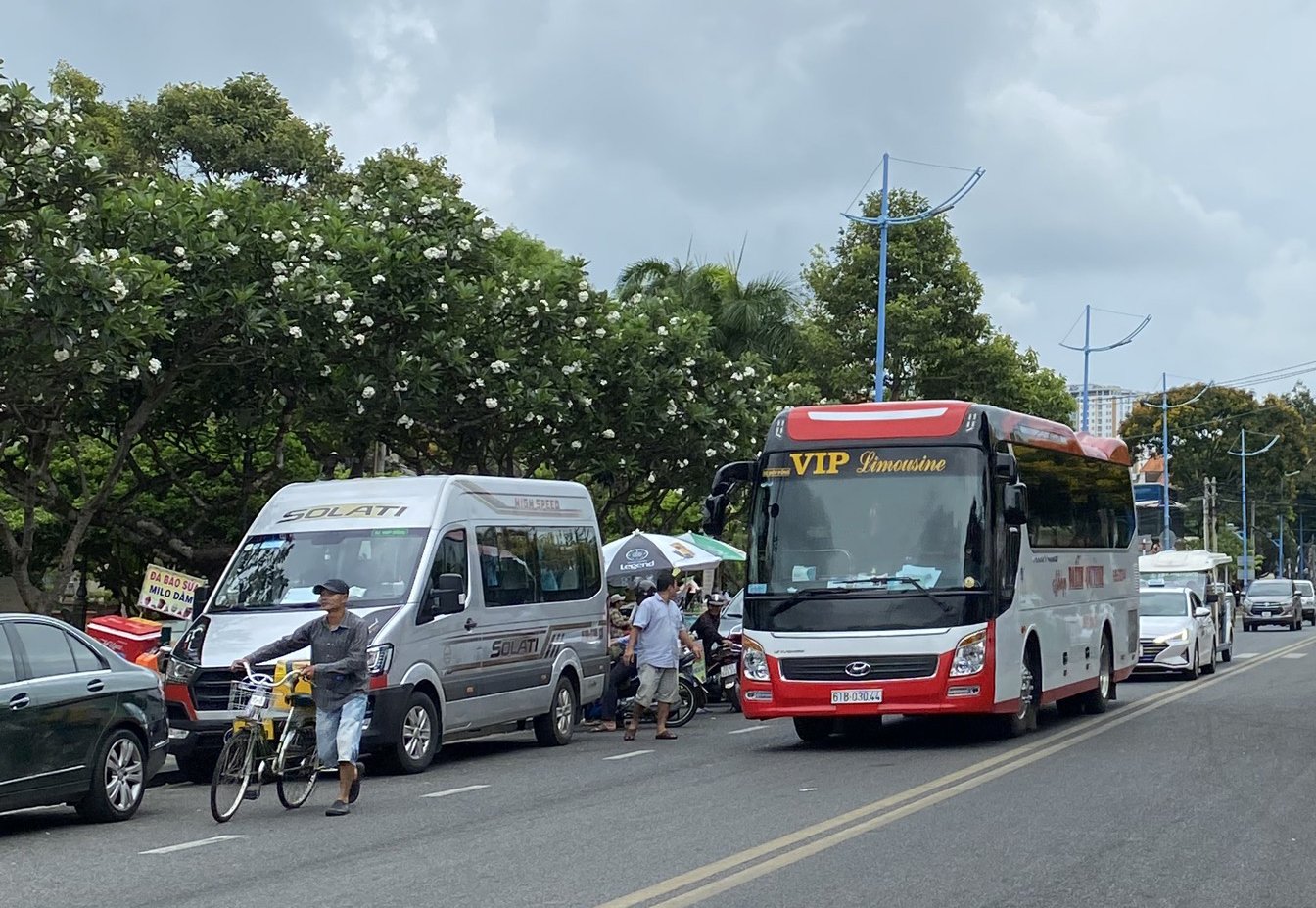 Khách du lịch tăng cao khiến TP. Vũng Tàu chịu áp lực về bãi đỗ xe.  Trong ảnh: Xe khách du lịch đậu đỗ lộn xộn trên đường Hoàng Hoa Thám.