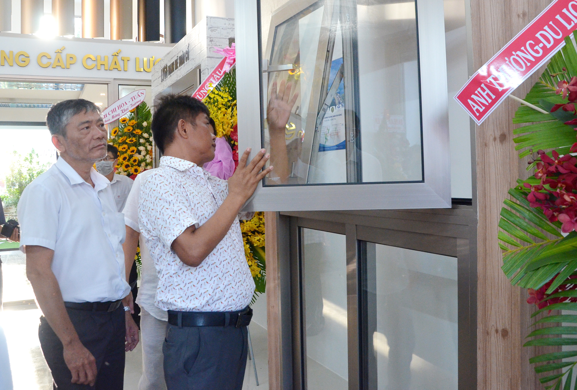 Khách hàng tham quan showroom cửa nhôm Nhật Bản Thiên Ân trong ngày khai trương.