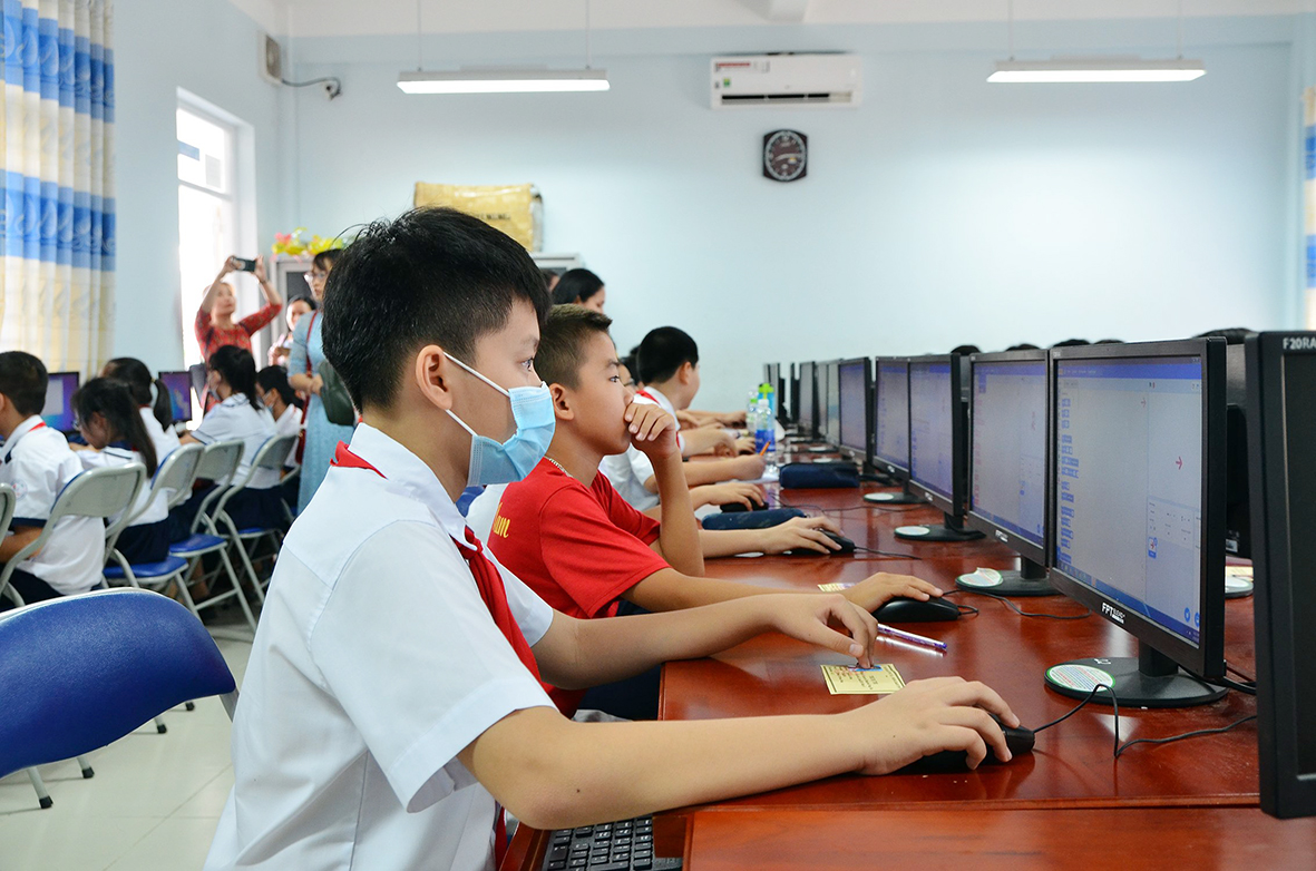 Các thí sinh Bảng A thực hiện phần thi.