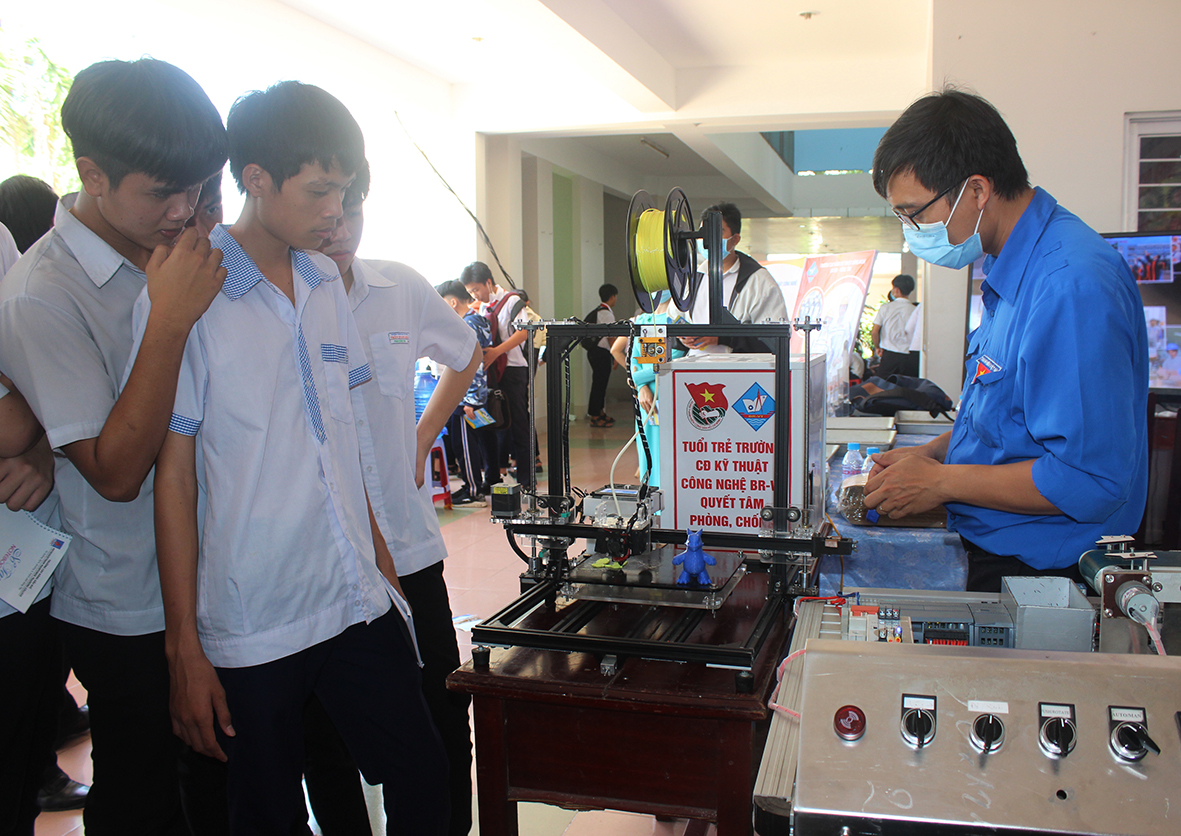 HS tham quan gian hàng của Trường CĐ Kỹ thuật Công nghệ BR-VT. Ảnh: KHÁNH CHI