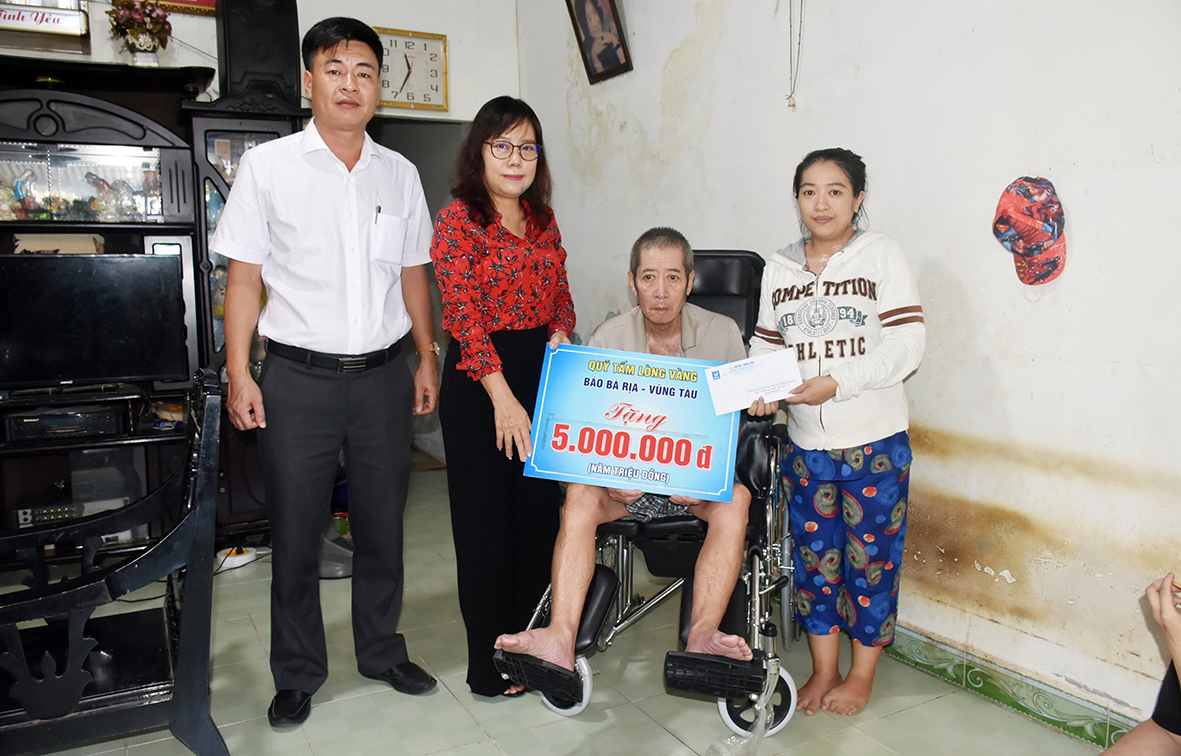 Bà Đỗ Nguyễn Hoàng Dung, Quyền Tổng Biên tập Báo Bà Rịa-Vũng Tàu (thứ 2 từ trái qua) trao số tiền 5 triệu đồng từ Quỹ “Tấm lòng vàng” cho ông Nguyễn Thượng Hoàng, phường 11, TP. Vũng Tàu.
