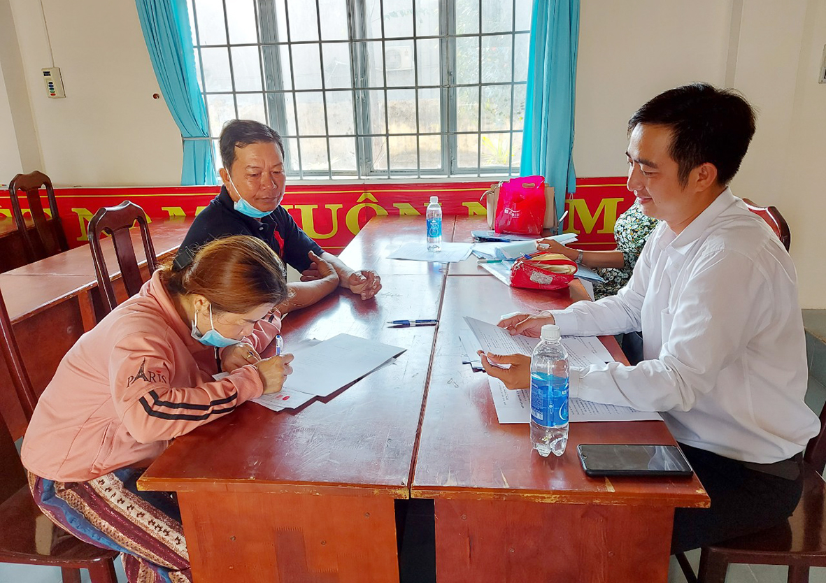 Ban Điều hành Quỹ hỗ trợ nông dân tỉnh giải ngân cho các hội viên vay vốn