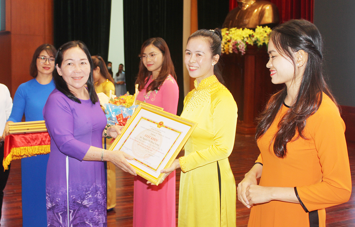 Bà Hà Thị Thanh Thuận, Trưởng phòng Giáo dục MN-TH trao Giấy khen cho các cá nhân đạt giải Nhất tại Hội thi. Ảnh: KHÁNH CHI