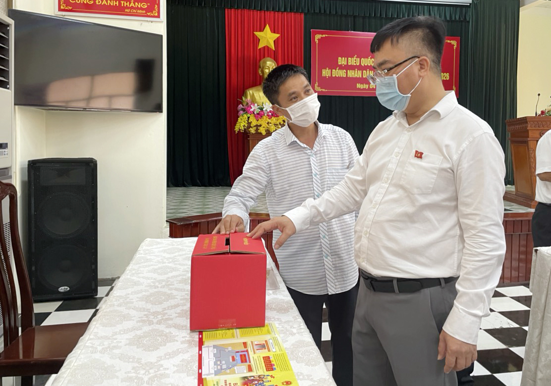 Ông Hoàng Vũ Thảnh (phải), Quyền Chủ tịch UBND TP. Vũng Tàu, Chủ tịch UBBC TP. Vũng Tàu kiểm tra hòm phiếu tại Hải đoàn 129 Hải quân.