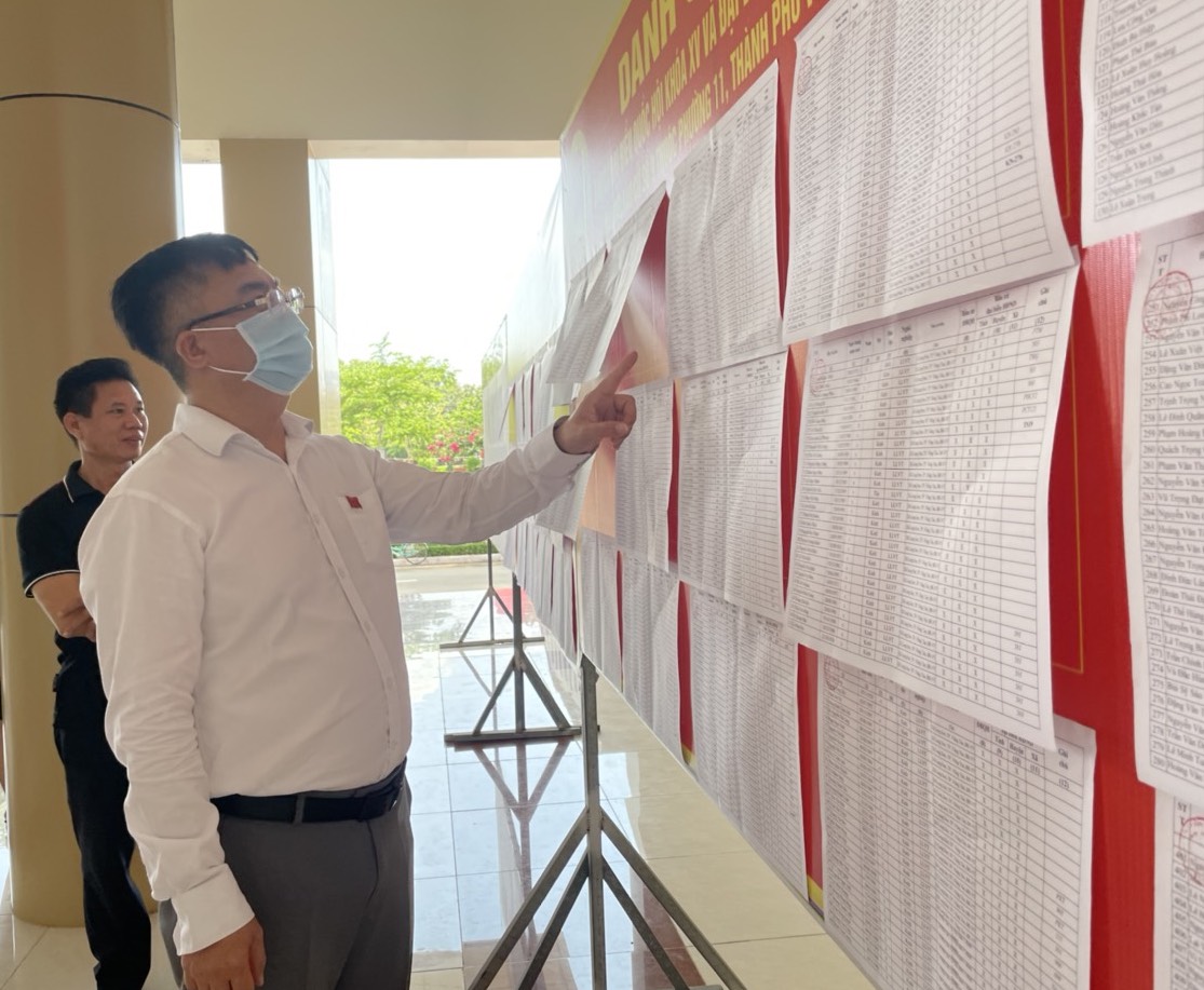 Ông Hoàng Vũ Thảnh, Quyền Chủ tịch UBND TP. Vũng Tàu, Chủ tịch UBBC TP. Vũng Tàu kiểm tra danh sách cử tri niêm yết tại khu vực bỏ phiếu số 9 thuộc phường 11.