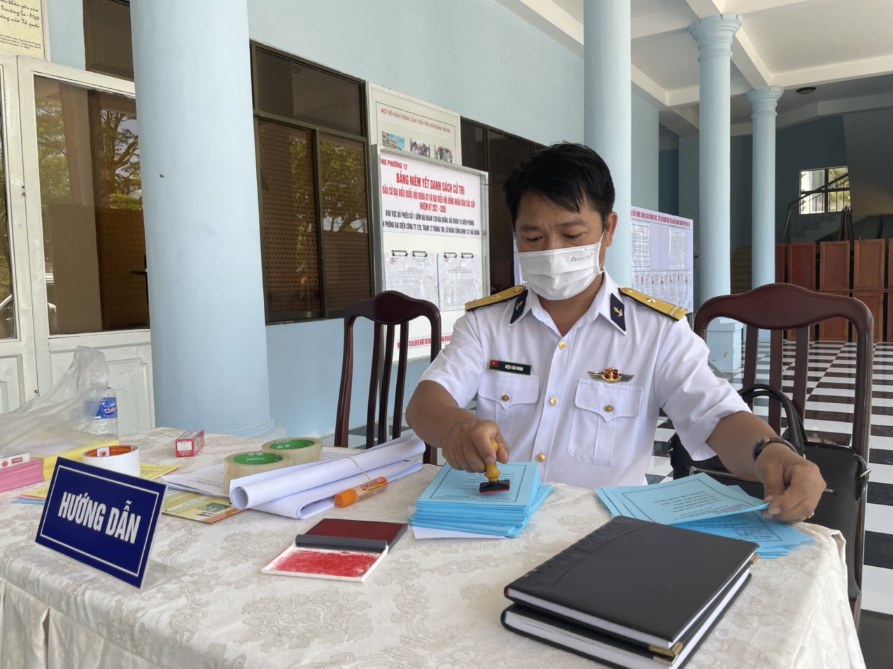 Thành viên tổ bầu cử Hải đoàn 129 Hải quân đang hoàn thành khâu chuẩn bị thẻ cử tri. 